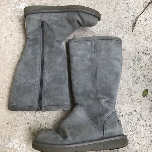 Uggs   - Picture 1 of 6